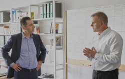 Cem Özdemir mit Verifysoft-Geschäftsführer Klaus Lambertz
